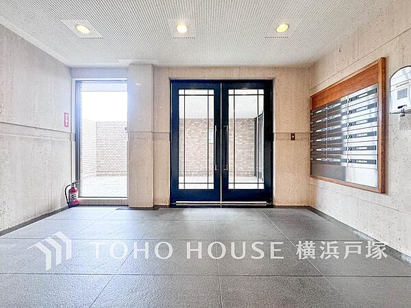 【Entrance】心地よさと品格が出会うエントランス。訪れるたびに特別な時間が始まる、洗練された迎えの空間