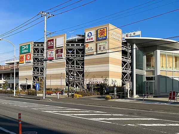 アピタテラス横浜綱島(220m)綱島東エリアにある便利な大型ショッピングモール。大型スーパーをはじめ、多彩な専門店や飲食店、医療モールが集結しており、家族での日常使いにです。