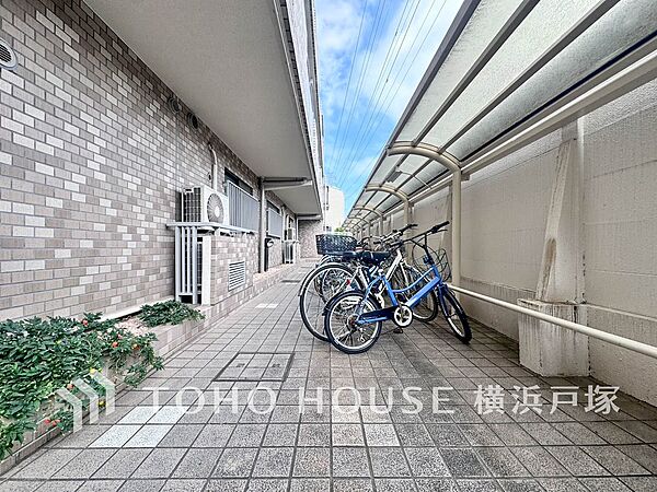 【Cycle lot】平置きの自転車スペースは、出し入れもスムーズにできるので、忙しいお出かけ時にもさっと出せるのが魅力的。