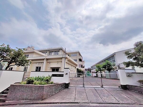 横浜市立上矢部小学校まで約700m。