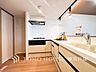 室内：【Kitchen】誰もが使いやすいデザインに拘ったキッチン。快適な日常を支える機能性と強さが一つになったキッチンです。