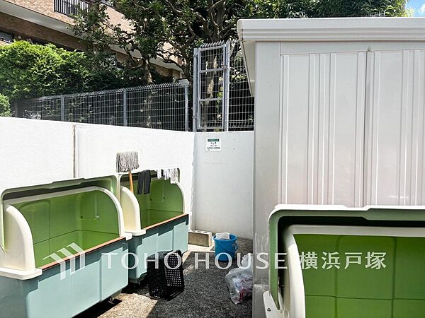 【Garbage dump】敷地内に設けられたごみ置き場。住戸から利用しやすく、日々のごみ出しをスムーズに行えます。