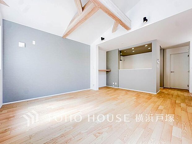 【Living room】柔らかな色合いのフローリングと清潔感の溢れるクロスが明るい空間を創り出しているリビングダイニング。憩いの場に相応しく、ここで楽しむ家族の時間が絆をより深めてくれそうです。