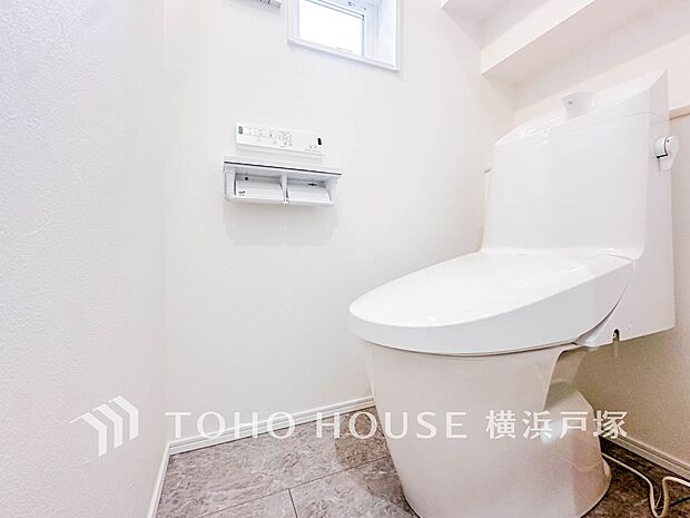 【Toilet】清潔感のあるトイレ空間。毎日快適に使えるよう配慮された仕様で、落ち着いて利用できる空間です。