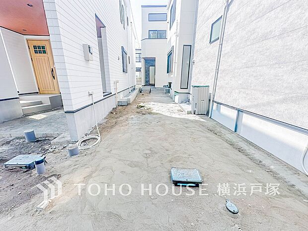 【Car space】住まいの外観と調和するカースペース。お車の乗り降りや荷物の出し入れも行いやすい駐車スペースです。