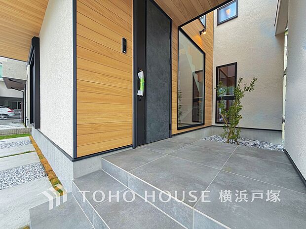 【Entrance】居住者の帰り、訪れる方を優しく迎え、やすらぎに満ちた生活空間を予感させる。健やかな暮らしを楽しめそう。