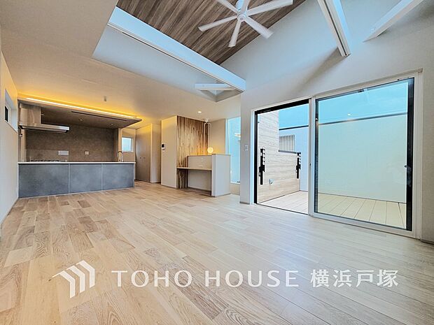 【Living room】光と風が溢れる開放的なリビングダイニングには自然と家族みんなが集まってきます。明るく穏やかな空気の中で飲んだり、食べたり、笑ったり。