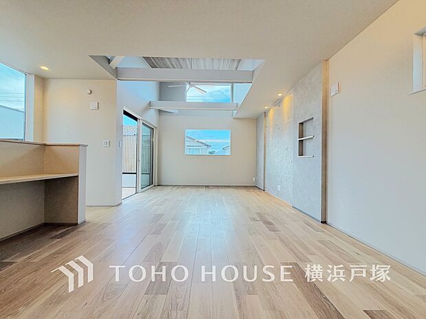 【Living room】明るく開放的な空間が広がるLDK。室内には豊かな陽光が注ぎ込み、爽やかな住空間を演出。