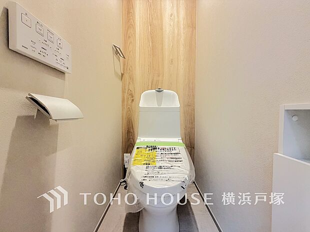 【Toilet】清潔感のあるトイレ空間。毎日快適に使えるよう配慮された仕様で、落ち着いて利用できる空間です。