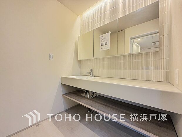 【Powder room】清潔感のあるプライベート空間は、身だしなみチェックや肌のお手入れに最適です。収納もあり、スッキリと見映えの良い空間に拵えました。時間に余裕とゆとりを持たせます。