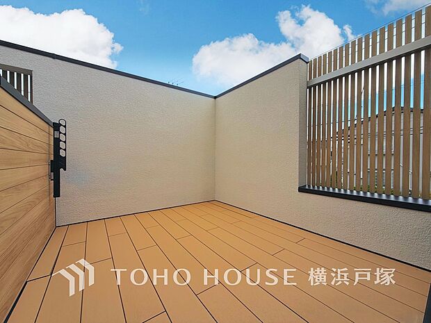 【Balcony】気持ちのいい空が見渡せる広いバルコニー。爽やかな風を感じて、心躍る素敵な暮らしがはじまります。
