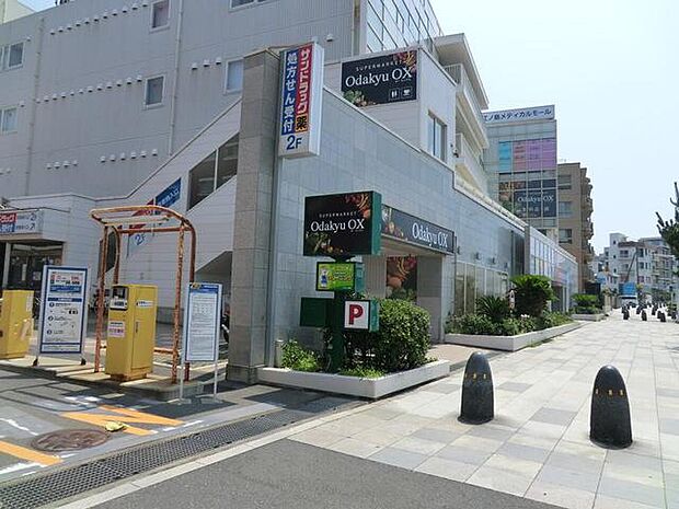 営業時間は9:30から20:00です。地元産品や小容量商品を取り揃え、地域密着型の店舗を目指しています。食品や日用品を中心に、地元食材や観光客向けの商品も取り揃えています。