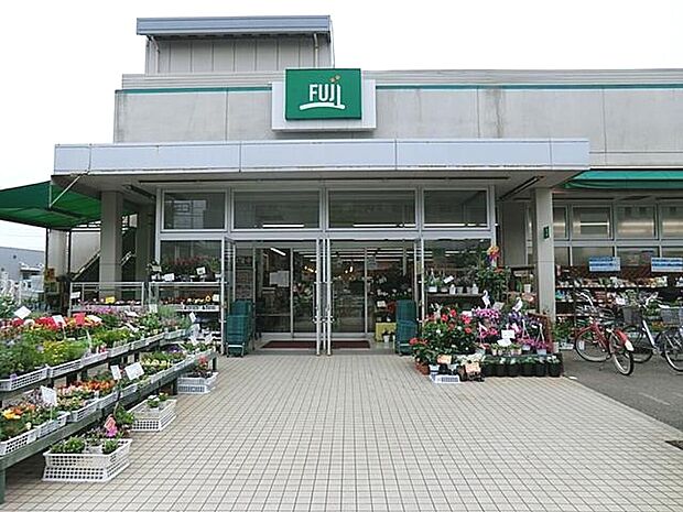 営業時間は9:30から22:00です。新鮮な生鮮品や豊富な品揃えが特徴で、地域の皆様に愛されるお店作りを目指しています。