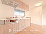 キッチン：【Kitchen】内装の主役でもあり、日常活躍する重要な水回りでもあるからこそ機能性・デザイン性に力を入れております。お手入れのしやすいシステムキッチンを採用しております。
