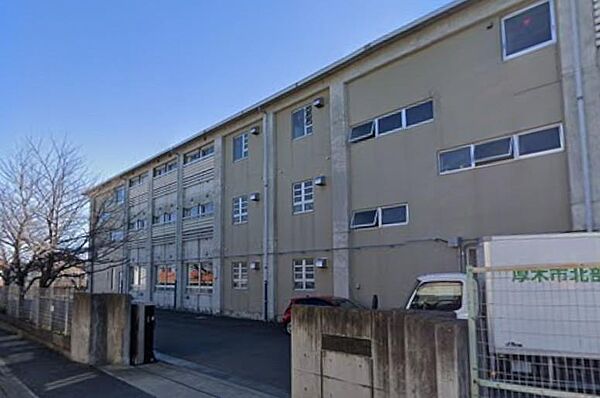 豊かな自然と閑静な住環境に恵まれた公立中学校。文武両道を掲げて学力向上と部活動の活性化に注力し、生徒の主体性を重んじながら地域社会と連携して心豊かな青年を育んでいます。