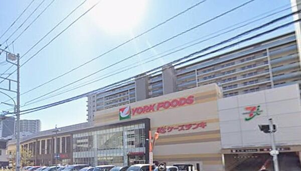戸室エリアの暮らしを支える利便性の高い大型食品スーパー。新鮮な生鮮食品やバラエティ豊かな自家製惣菜、日用品が手頃な価格で揃い、広い駐車場完備でファミリー層の買い出しにです。