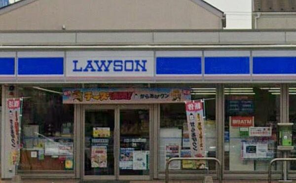 厚木高校近くの主要道路沿いにある使い勝手の良いコンビニ。人気のマチカフェやスイーツ、ホットスナックが充実しており、学生や周辺住民、ドライバーの利用で賑わっています。