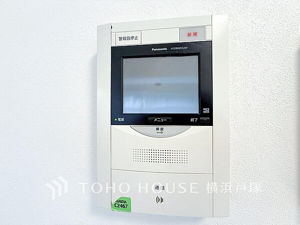 誰が来てもわかる様にモニター付きインターホンを設置。家事導線を考慮した個所に設置し、防犯性と利便性に優れ快適と安らぎを合わせた優しい設計。