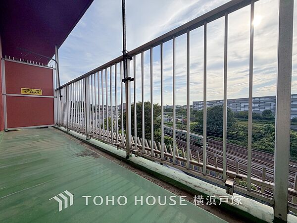 【Balcony】気持ちのいい空が見渡せる広いバルコニー。爽やかな風を感じて、心躍る素敵な暮らしがはじまります。