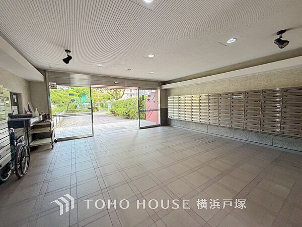 【Entrance】足を踏み入れると静穏な時間が流れるエントランスホール。心やすらぐ憩いのスペース。ゆったりと寛ぎながら、思い思いの時間を過ごせる空間です。