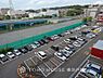 駐車場：「Car space」ゆったりとした駐車スペースを確保いたしましたので、大きめのお車でも駐車可能です。空き状況は随時ご確認ください