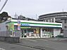 周辺：ファミリーマート舞岡町店まで約260m。舞岡町に位置する24時間営業のコンビニ。食品や飲料、日用品などの買い物に便利で、日常のちょっとした用事にも立ち寄りやすい店舗です。