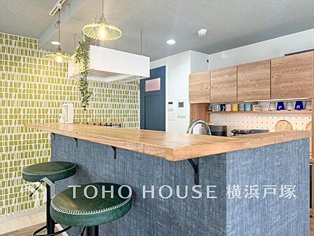 【Kitchen】夫婦そろってキッチンに立っても調理がしやすく余裕の広さ。家事をしながら会話も弾みます。