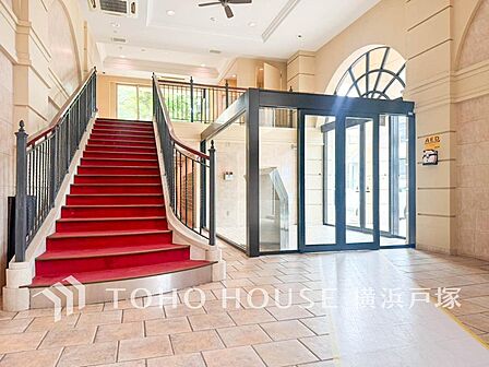 【Entrance】上質な第一印象を演出するエントランス。洗練されたデザインと心地よい空間が、訪れる人を温かく迎えます。
