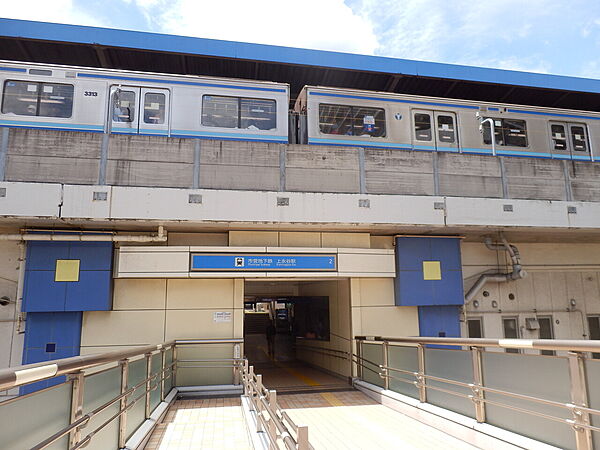 ブルーライン上永谷駅まで約1100ｍ。快速停車駅。駅周辺にはバスターミナルとタクシー乗り場、多彩な商業施設やなどがあり賑わっています。