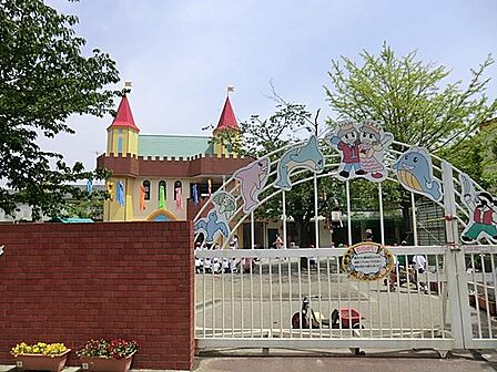 日野幼稚園まで約450m。日野幼稚園は、心づくり・体づくり・友だちづくりの幼稚園です。たんぽぽのように心に「太く・長く・丈夫な」根っこを育てていきたいと、 豊かな感性を育む保育を心がけています。