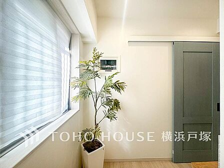 【室内】窓から光が差し込む、明るく開放感のある室内。インテリアを楽しめる空間としても活用できます。