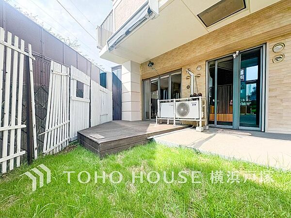 【専用庭】住戸に専用の庭を備えた、戸建て感覚で暮らせる住まい。ガーデニングやお子様との遊び場など、さまざまな用途で楽しめるスペースです。