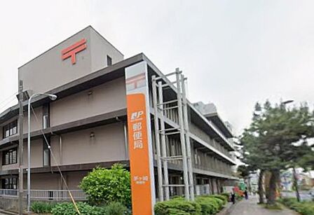 市内の中心的な役割を担う集配郵便局。郵便や貯金、保険などの窓口手続きがスムーズに行えるほか、ゆうゆう窓口も備わっており、地域の暮らしや業務を多角的に支えています。