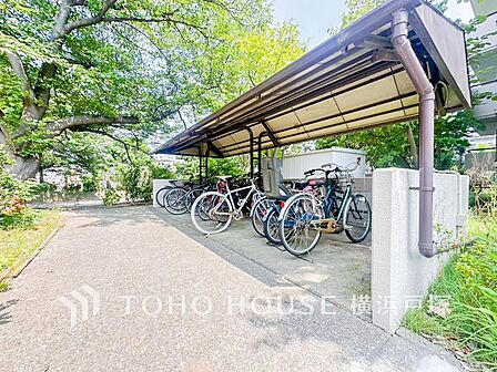 屋根付きの駐輪スペースは、雨風から大事な愛車を守ってくれます。