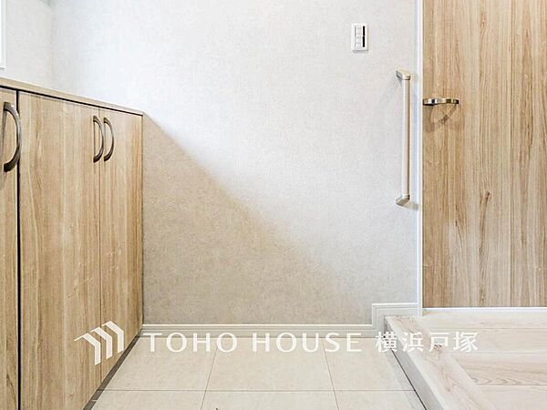 【Entrance】シンプルながらも洗練された印象の玄関スペース。住まいの入口として、さりげない良質感を感じられる空間です。
