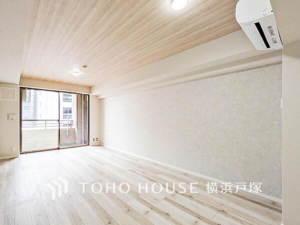 【Living room】明るく開放的な空間が広がるLDK。室内には豊かな陽光が注ぎ込み、爽やかな住空間を演出。