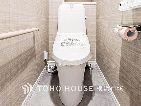 【Toilet】清潔感のあるトイレ空間。毎日快適に使えるよう配慮された仕様で、落ち着いて利用できる空間です。