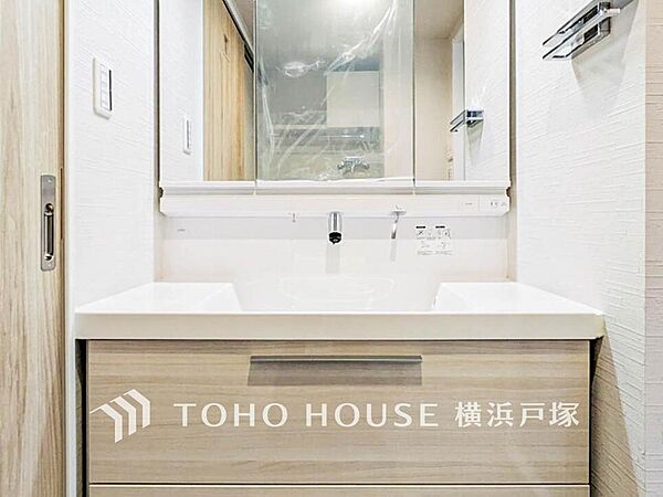 【Powder room】清潔感のあるプライベート空間は、身だしなみチェックや肌のお手入れに最適です。収納もあり、スッキリと見映えの良い空間に拵えました。時間に余裕とゆとりを持たせます。