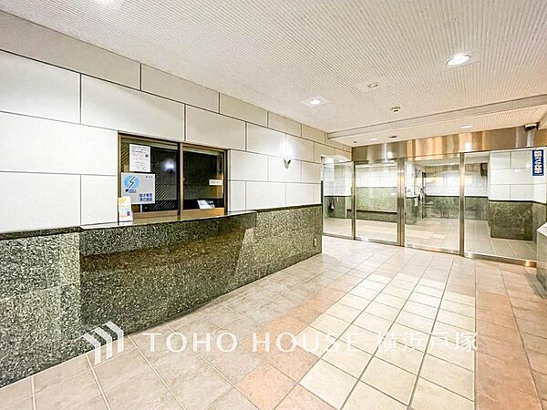 【Entrance】エントランスは毎日の行き帰りで使う大事な空間です。明るい基調で華やかなデザインなので、毎日も気持ちよく、またご友人なども素敵に迎え入れられます。