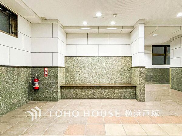 【Entrance】足を踏み入れると静穏な時間が流れるエントランスホール。心やすらぐ憩いのスペース。ゆったりと寛ぎながら、思い思いの時間を過ごせる空間です。