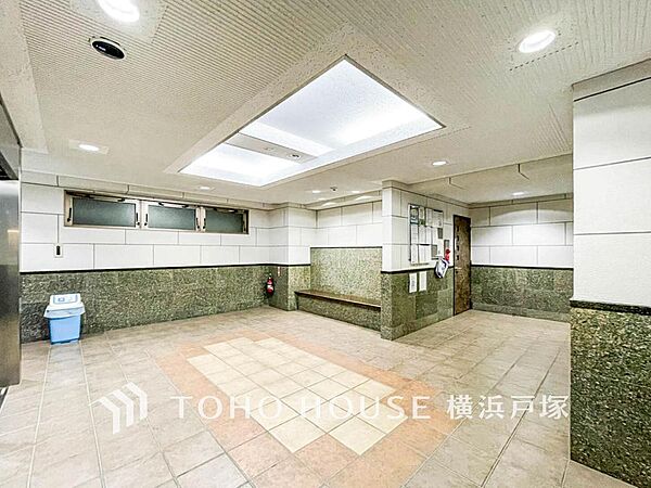 【Entrance】上品で清潔感があるエントランスは住人やゲストを迎え入れ、そして送り出す場にふさわしい空間です。プライベート感が高まるシックな装いのエントランス。