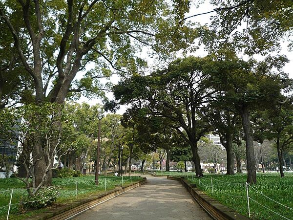 横浜公園まで約350m