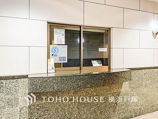 【受付】エントランスにある温かみのある受付。住まう人に安心と快適を提供する受付カウンター。心地よい毎日をサポートします