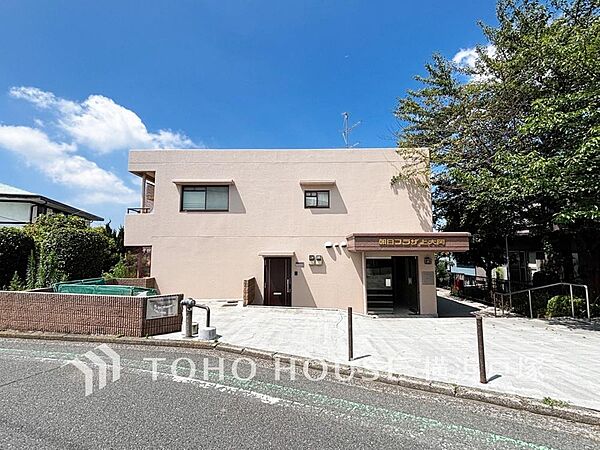 【Appearance】穏やかな風と陽光を導き、プライバシーに配慮された設計プランを採用し、居住性を一段と心地よいものにしています。周辺環境とのコラボレーションにより明るく開放的な空間を演出。