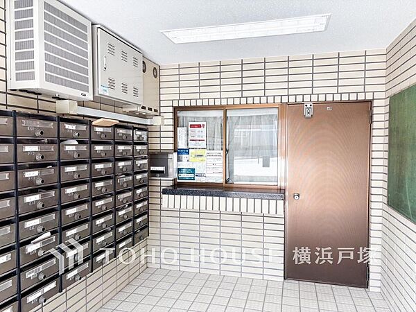 【Reception】エントランスにある温かみのある受付。住まう人に安心と快適を提供し心地よい毎日をサポートします。