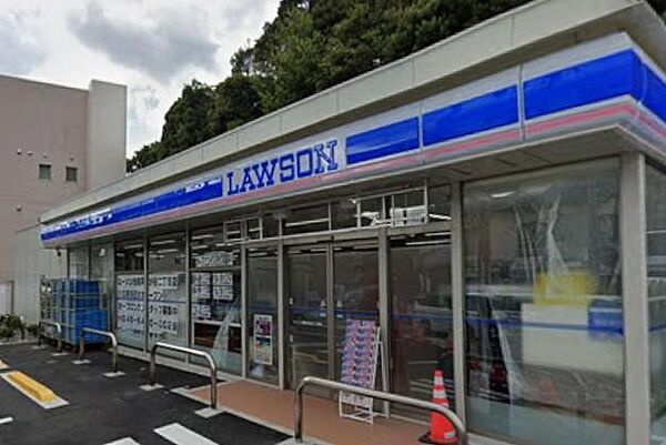 ローソン港南芹が谷二丁目店(650m)芹が谷2丁目の生活道路沿いに位置する立ち寄りやすいコンビニ。人気のマチカフェやスイーツ、お惣菜が揃い、駐車場完備で日常のちょっとした買い物に大変便利です。