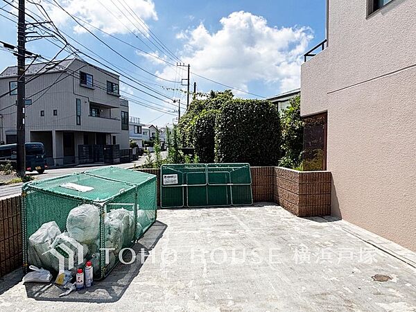 【Garbage dump】管理体制の行き届いた共同ごみ置き場はいつもきれいにされています。