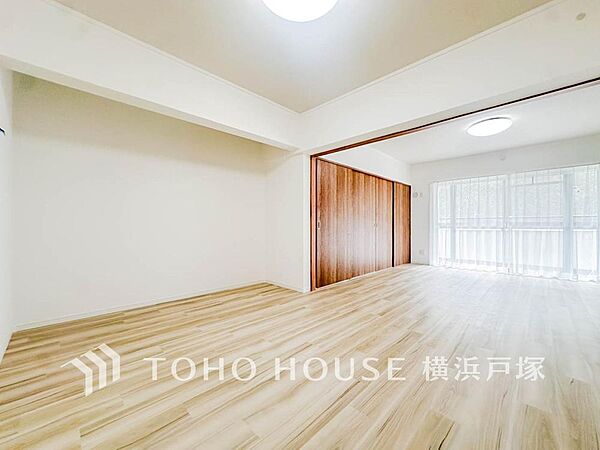 【Living room】明るく開放的な空間が広がるLDK。室内には豊かな陽光が注ぎ込み、爽やかな住空間を演出。