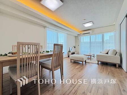 【Living room】一日の中で多くの時間を過ごすことになる住まいだからこそ、いつも穏やかな空間であるように心掛けています。構成する建材などへの配慮が、住まう方の健康を守ります。