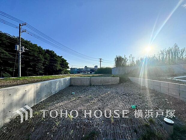 【現地】閑静な住宅街の陽当りに恵まれた現地。そこには一時のくつろぎが生まれゆっくりと愛着が育まれていきます。(2026年8月)